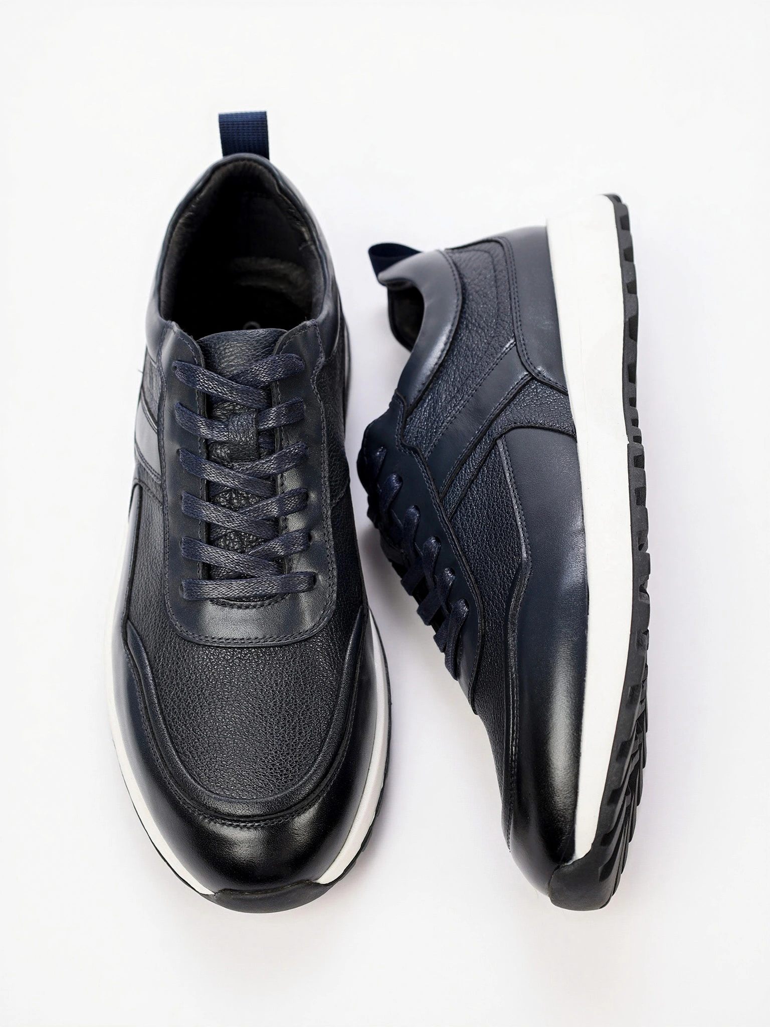 Кроссовки темно-синего цвета на средней контрастной подошве